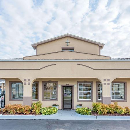 Super 8 By Wyndham Santee Hotel Екстериор снимка