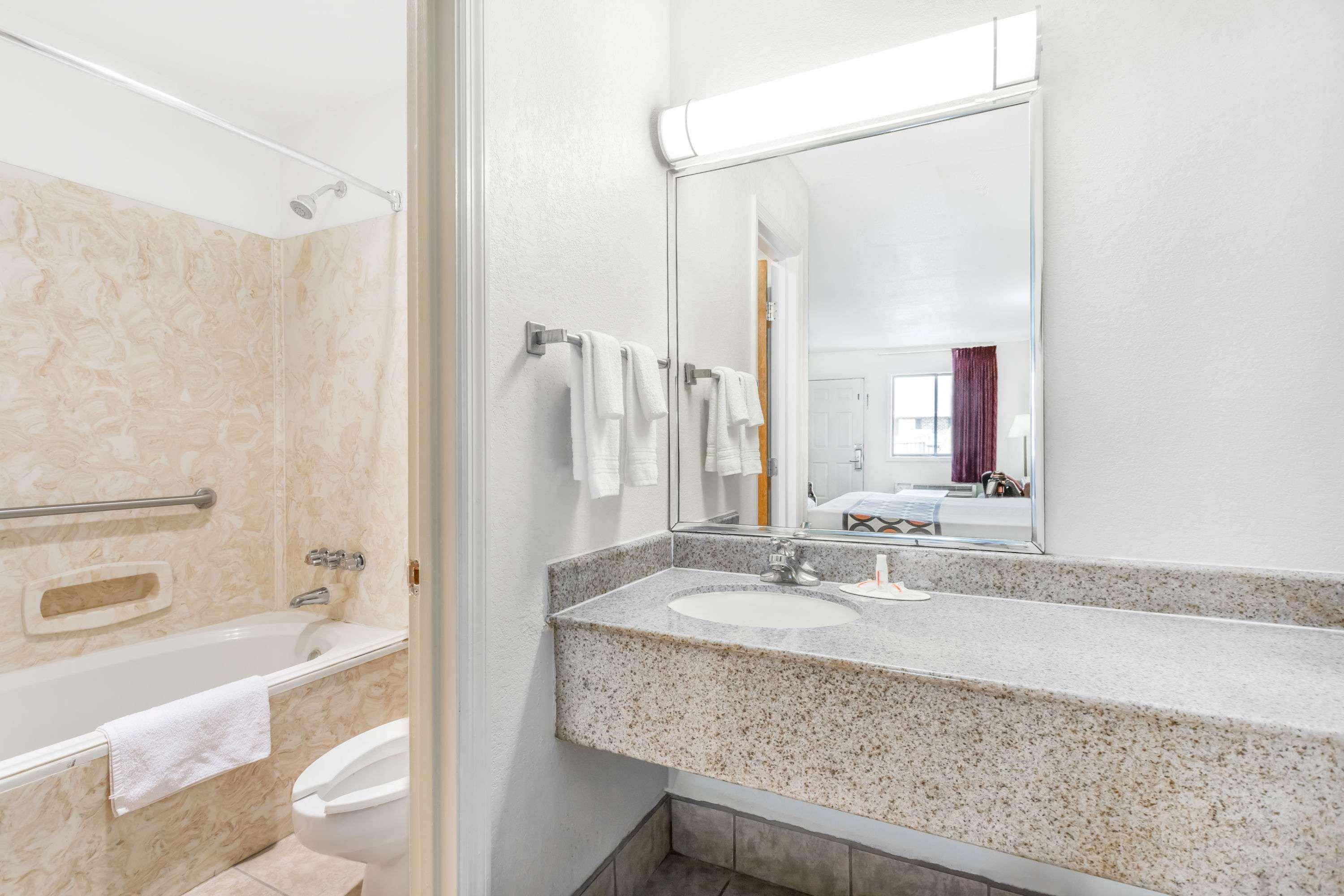 Super 8 By Wyndham Santee Hotel Екстериор снимка